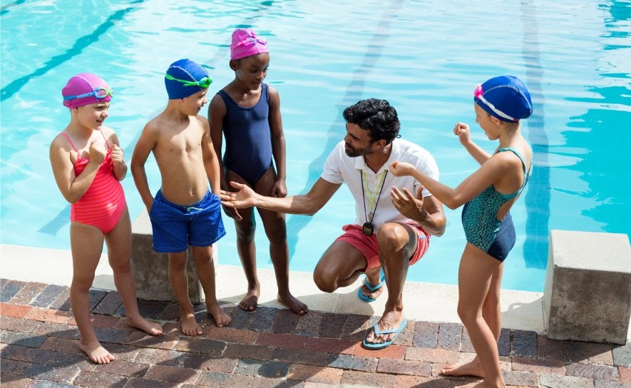 coach-with-kids-id845508902